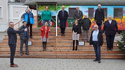 Oben (von links): Dr. Gerhard Zimmermann, Karin Ruder, Prof. Dr. Volker Schuchardt, Dr. Rudolf John, Dr. Daniel Pfisterer; Mitte (von links): Dr. Dac Vinh Ngo, Thi Dai Trang Nguyen, Dr. Annette Morstadt, Dr. Georg Eisenmann, Prof. Dr. Stefan Bauer; unten (von links): Oberbürgermeister Markus Ibert, Dr. Klaus Mannherz&#13;&#10;