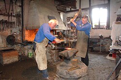 Hammerschmiede in Reichenbach: Zwei Schmiede bei der Arbeit