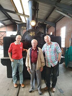 Klaus Ohnmacht, Otto Krämer und Werner Friedemann stehen vor einer Orginallok des einstigen Lahrer „Entenköpfers