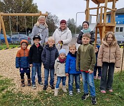 Senja Dewes, Leiterin des Amts für Soziales, Bildung und Sport, Nicole Baur, Ortsvorsteherin Sulz, und Nora Stippich vom Stadtgulden-Team (hinten, von links) freuen sich gemeinsam mit Kindern des FV Sulz über die neuen Spielgeräte
