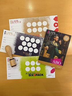 Bild mit Stempelkarten und Abo-Heft.