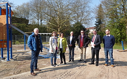 &#39;Gruppenbild mit Stadträten und Bürgermeister Tilman Petters auf dem Spielplatz Fichtestraße. Von links Stadtrat Claus Vollmer, Christina Volz (Stadt Lahr), Stadträtin Marlies Llombart, Richard Sottru (Stadt Lahr), Stadtrat Roland Hirsch, Bürgermeister Tilman Petters und Sino Boeckmann (Vorsitzender des Gesamtelternbeirats für die Kindertagesstätten).&#13;&#10;