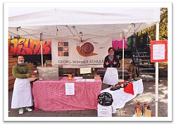 Schülerinnen der Berufsschulstufe der Georg-Wimmer-Schule Lahr beim Flammenkuchenverkauf vor dem Jugendcafé auf dem Rathausplatz Lahr, 2021/2022 realisiert durch den Lahrer Stadtgulden