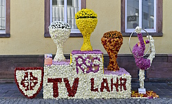 Das Foto zeigt den Blütenwagen „Eleganz &#38; Anmut“  des Freundeskreis Rhythmische Sportgymnastik TV Lahr 