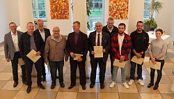 Gruppenbild in der Säulenhalle im Lahrer Rathaus