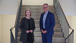 Sandra Boser und Markus Ibert im Treppenhaus des Lahrer Rathauses