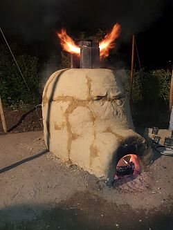 Bild des zerstörten römischen Töpferofens auf der Römeranlage.