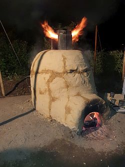 Einmal im Jahr wird Keramik im römischen Töpferofen auf der Römeranlage gebrannt. 
