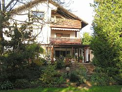 Das Bild zeigt das Haus, in dem sich das Privatzimmer Seitz befindet, von außen.