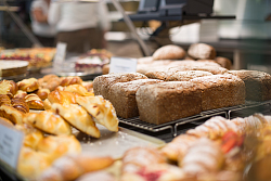 Auswahl an Brot und Gebäck im Café Burger