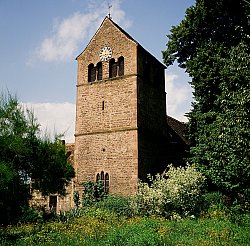 Das Bild zeigt eine Ansicht auf den rechteckigen Turm der Burgheimer Kirche mit den gotischen Schall-Öffnungen.