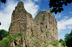 Blick auf die alten Mauern der Burgruine Hohengeroldseck