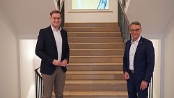 Foto der beiden Herren in der Säulenhalle im Lahrer Rathaus