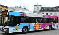 Das Bild zeigt einen Bus der SWEG auf dem Lahrer Rathausplatz. Auf dem Bus wurde großflächig Werbung für die Innenstadtkampage &#34;Außen Lahr. Innen Stadt.&#34; angebracht.