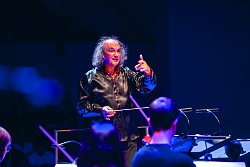 Das Foto zeigt den Dirigenten Bernd Ruf vor seinem Orchester.