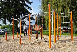 Zwei Männer trainieren an der neuen Calisthenics-Anlage