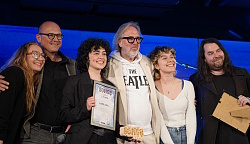 Lisette Cardozo (Dritte von links) mit der Jury des Wettbewerbs (von links): Singer-Songwriterin Michelle Leonard, Andreas Küchle vom Stiftungsrat der Stiftung Bildung und Soziales der Sparda-Bank Baden-Württemberg, Prof. Udo Dahmen, bis 2023 Künstlerischer Direktor der Popakademie, Songwriterin und Sängerin der Band „ok.danke.tschüss“ Eva Sauter und Derek von Krogh, Künstlerischer Direktor und Geschäftsführer der Popakademie