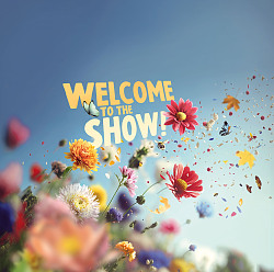 Titelbild der Chrysanthema 2023 mit explodierenden Blüten und dem englischen &#34;Welcome to the show!&#34;