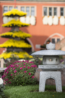 Blick über den Urteilsplatz auf Altes Rathaus mit gelber Chrysanthemenpagode