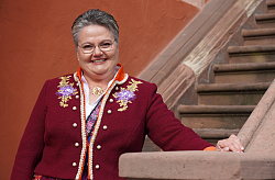 Marion Sütterlin in ihrem Chrysanthemenköniginen Kleid vor dem alten Rathaus.