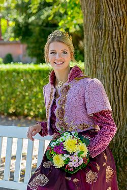 Portrait von Sonja I. in ihrem Gewand