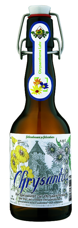 Ein braune Bügelflasche mit dem Etikett Chrysanthus sowie einem gezeichneten Storchenturm und gelben Chrysanthemen.