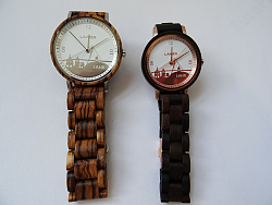 Das Foto zeigt die beiden Ausführungen der City Watch, groß für Männer, klein für die Frau