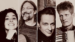 Eine Sängerin und drei Instrumentalmusiker