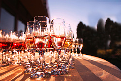 Mehrere halb gefüllte Gläser mit Crémant Baden 