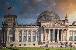 Reichstagsgebäude mit Flaggen