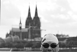 Mann in Schwimmkleidung am Rhein 