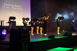 Die Cheerleading-Gruppe Shinig Stars tritt auf.