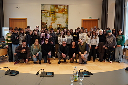Gruppenfoto aller Schüler und Lehrer mit dem Oberbürgermeister im Gemeinderatssaal