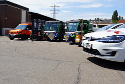 Auf dem Foto sind mehrere E-Mobil Fahrzeuge auf dem Hof des BGL zu sehen. 