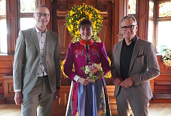 Bernhard Palm, Valerie II. und Markus Ibert im Alten Ratssaal, der mit Chrysanthemen geschmückt ist.