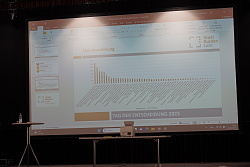 Die Ergebnisse der Live-Auszählung am Tag der Entscheidung 2023 werden auf eine große Leinwand projiziert