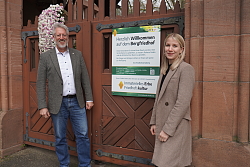 Die Lahrer Friedhöfe sind immateriellen Kulturerbe Friedhofskultur – (von links Bürgermeister Tilman Petters und Friedhofsverwalterin Sarah Bonomo) 