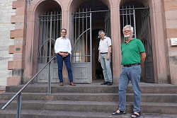 Von links nach rechts stehen vor der alten restaurierten Synagoge Markus Ibert,Oberbürgermeister der Stadt Lahr, Georg Herr, Zweiter Vorsitzende, Jürgen Stude, Erster Vorsitzende „Förderverein Ehemalige Synagoge Kippenheim e.V.”