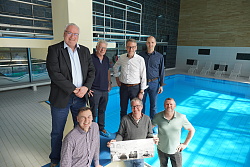 Vordere Reihe (von links) Ralph Brucker, Abteilungsleiter Liegenschaften und Verwaltungsservice, Stadtarchivar Thorsten Mietzner, Bob Jones Leiter des Lahrer Bäderbetriebs. Hintere Reihe (von links) Dr. Michael Hartmann von der Hochschule für Polizei Baden-Württemberg, Claude Woitschitzky ehemaliger Bäderbetriebsleiter, Oberbürgermeister Markus Ibert, Steffan Sander vom Schwimmsportverein Lahr.