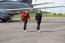 Spieler des SC Freiburg landen in Lahr und begeben sich vom Flugzeug zum Bus