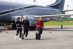 Spieler des SC Freiburg landen in Lahr und begeben sich vom Flugzeug zum Bus