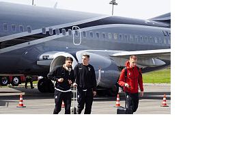 Spieler des SC Freiburg landen in Lahr und begeben sich vom Flugzeug zum Bus