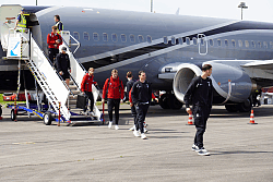 Spieler des SC Freiburg landen in Lahr und begeben sich vom Flugzeug zum Bus