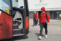 Spieler des SC Freiburg landen in Lahr und begeben sich vom Flugzeug zum Bus