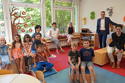 Landtagsabgeordnete marion Gentges und Oberbürgermeister Markus Ibert in einem der bunten Spielräume in der Kita Bottenbrunnen in Lahr, gemeinsam mit einigen Kindern, Erziherinnen und der Kitaleitung.