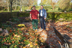 Das neue gärtnergepflegte Grabfeld in Hugsweier mit Ortsvorsteher Georg Bader und Kai Bräutigam von der gleichnamigen Lahrer Gärtnerei