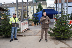 Betriebsleiter Herbert Schneider und Bürgermeister Tilman Petters (von links) beim Richtfest für das Büro- und Werkstattgebäude des Bau- und Gartenbetriebs Lahr