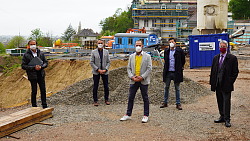 Uwe Birk, Vorstand der DBA Deutsche Bauwert AG, Oberbürgermeister Markus Ibert, Frank Himmelsbach und Ulf Schmidt, Sprecher der Bürgerinitiative Altenberg Lahr, und Baubürgermeister Tilman Petters (von links).