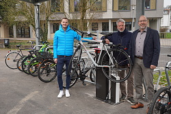 Gruppenbild (von links) mit Martin Stehr (Verkehrsplaner der Stadt Lahr), Bürgermeister Tilman Petters und Schulleiter Martin Ries präsentieren die Radverkehrsförderung am Max-Planck-Gymnasium Lahr