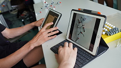 Schüler arbeiten in der Schule mit Tabletts